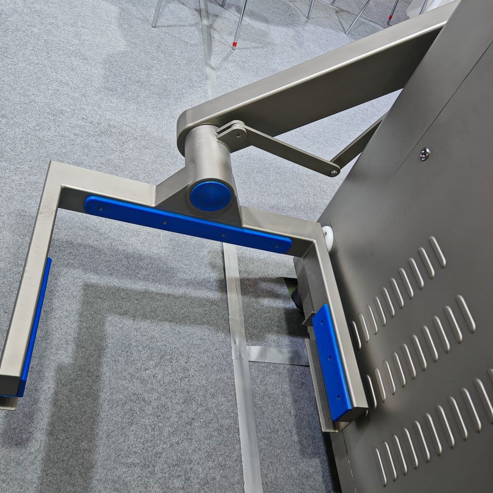 frozen-meat-grinder-with-lifter